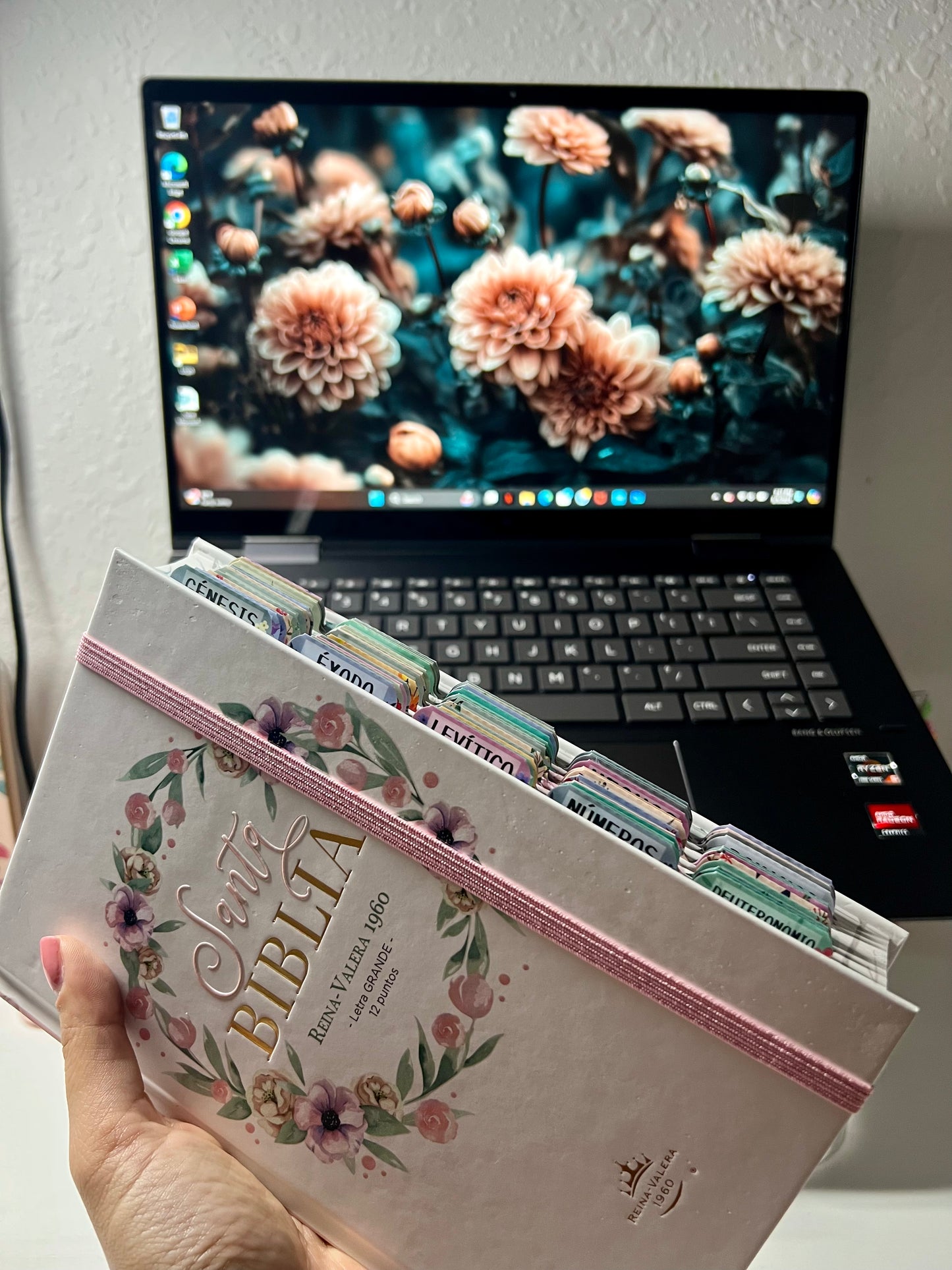Biblia Letra Grande 12 puntos para Mujer RV1960 tapa dura rosa floral con elástico