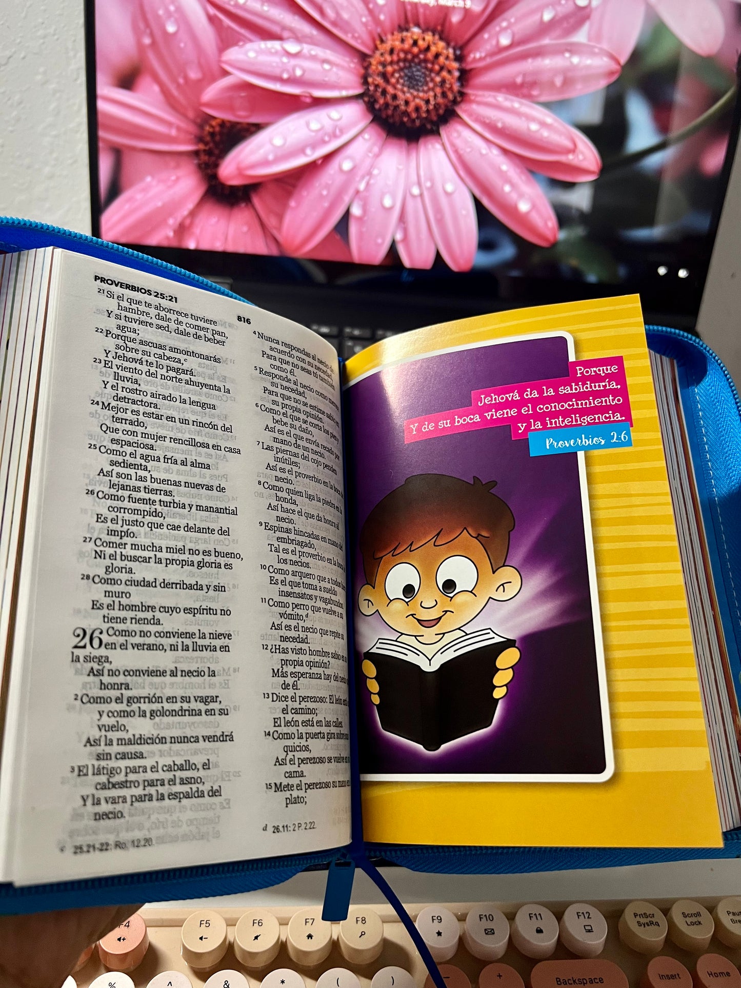 Biblia Compacta para Niños Creciendo cada Día con Cierre RV1960 imit. piel azul